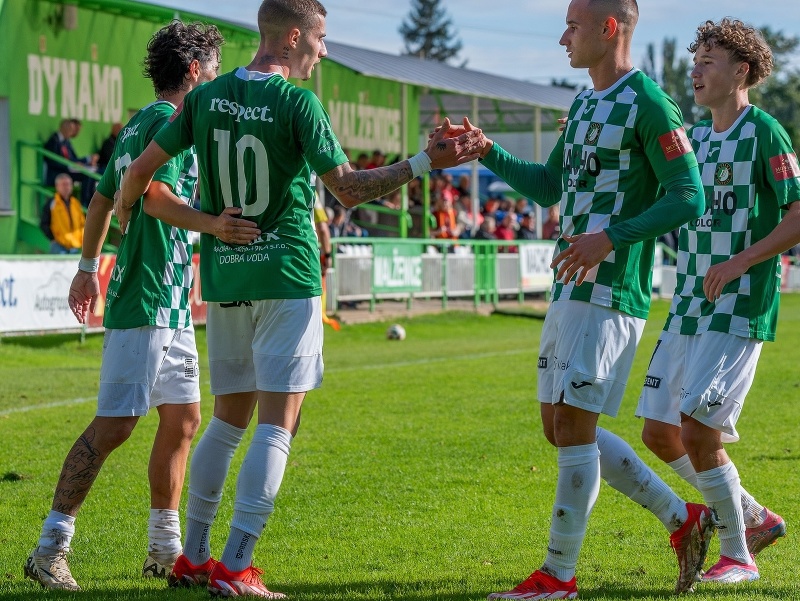 Hráči OFK Dynamo Malženice oslavujú gól