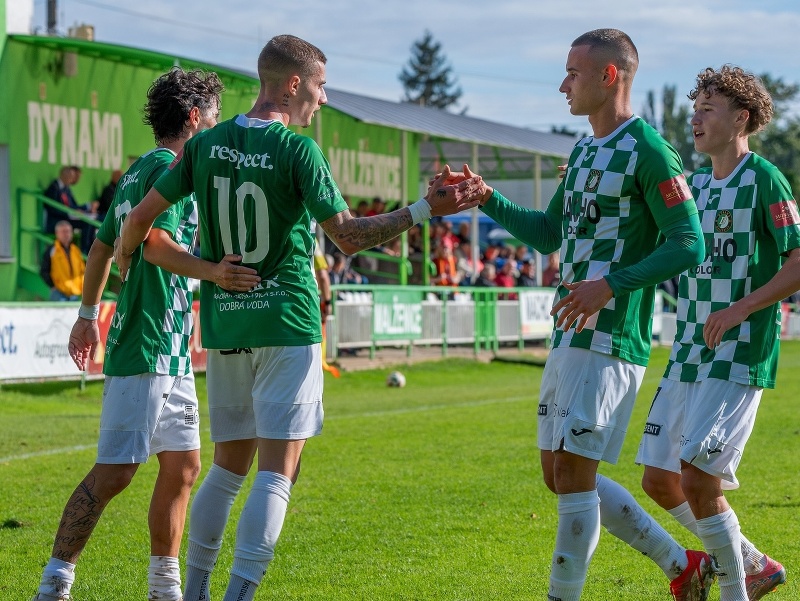 Hráči OFK Dynamo Malženice oslavujú gól