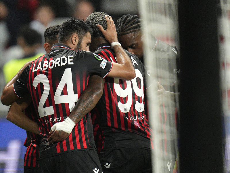 Futbalisti OGC Nice sa tešia po strelení gólu