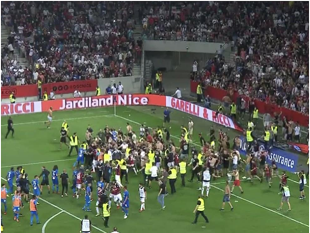 Fanúšikovia OGC Nice vtrhli na ihrisko