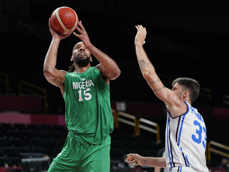 Reprezentant Nigérie Jahlil Okafor počas OH 2020 v Tokiu, vedľa neho Talian Achille Polonara