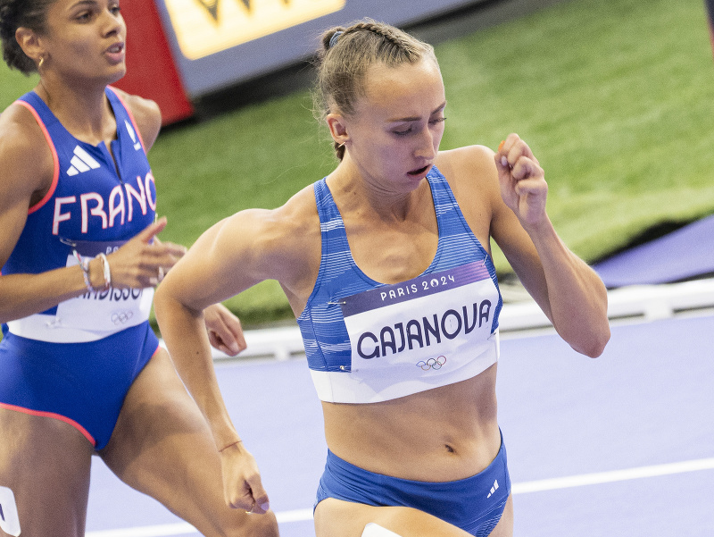 Slovenská atlétka Gabriela Gajanová (vpravo) počas prvého rozbehu na 800 metrov na XXXIII. letných olympijských hrách v Paríži
