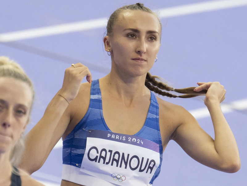 Slovenská atlétka Gabriela Gajanová (vpravo) pred štartom prvého rozbehu na 800 metrov na XXXIII. letných olympijských hrách v Paríži