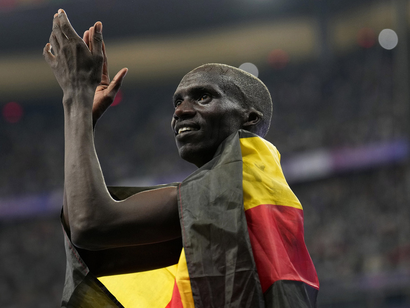 Ugandský atlét Joshua Cheptegei triumfoval na OH v Paríži v behu na 10.000 m v novom olympijskom rekorde.