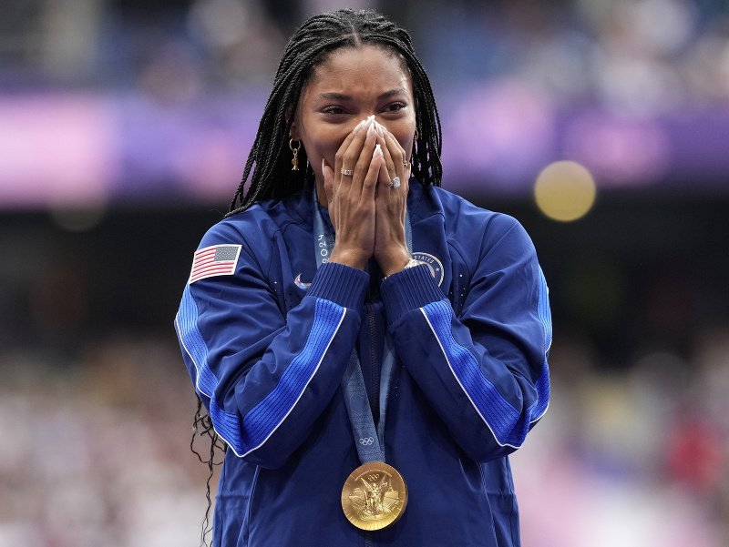 Tara Davisová-Woodhallová oslavuje zisk zlata na LOH 2024 v Paríži