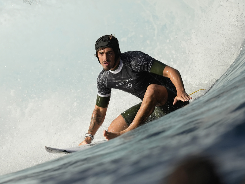 Brazílsky surfista Joao Chianca počas LOH 2024 v Paríži