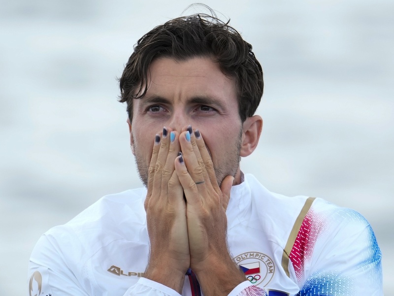 Český reprezentant v rýchlostnej kanoistike Martin Fuksa sa raduje zo zlatej medaily na LOH 2024 v Paríži