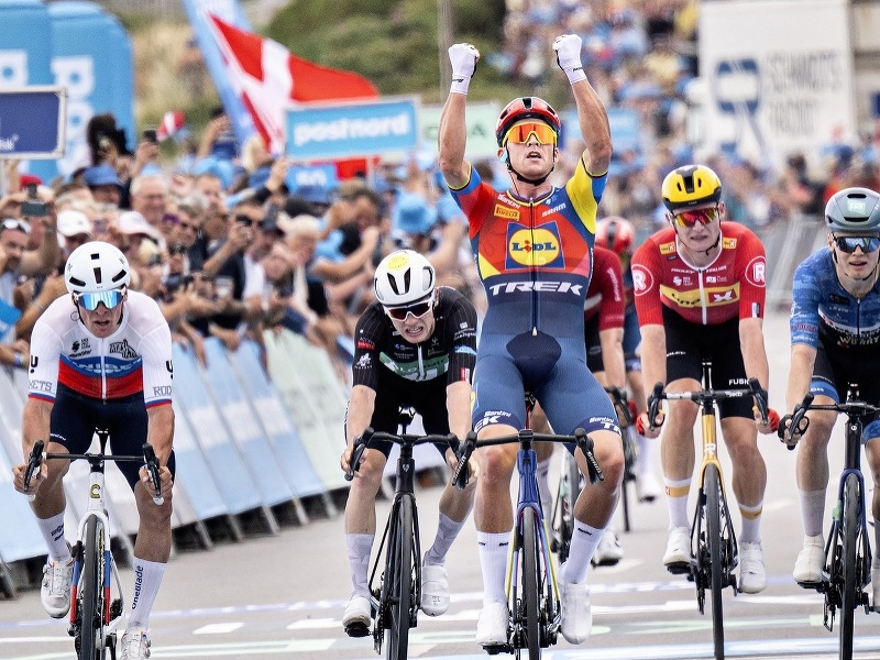 Mads Pedersen oslavuje triumf, úplne vľavo je Lukáš Kubiš