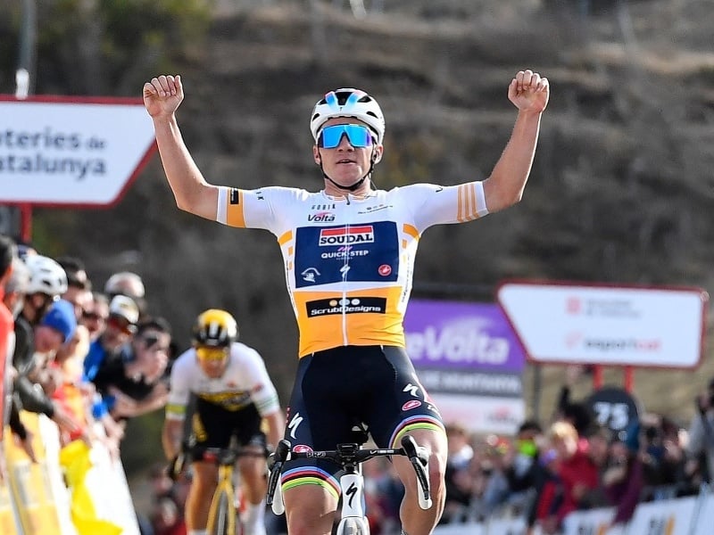 Belgický cyklista Remco Evenepoel oslavuje víťazstvo v 3. etape Okolo Katalánska