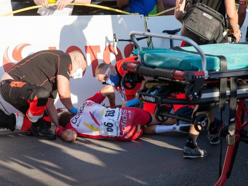 Holandský cyklista Fabio Jakobsen po hororovej zrážke na pretekoch Okolo Poľska