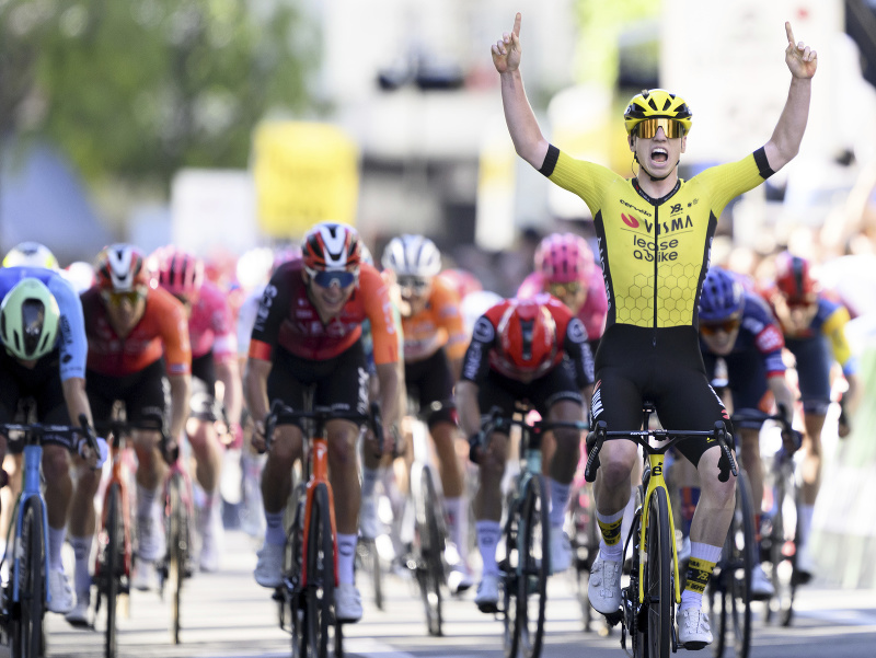 Matthew Brennan oslavuje triumf v úvodnej etape Okolo Romandie