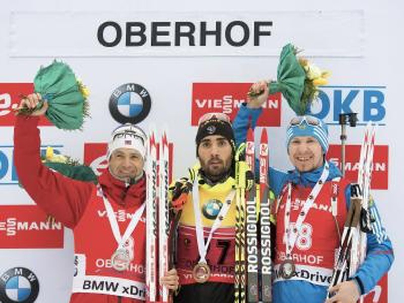 Stupeň víťazov v Oberhofe: Ole Einar Björndalen, Martin Fourcade a Timofej Lapšin (vpravo)