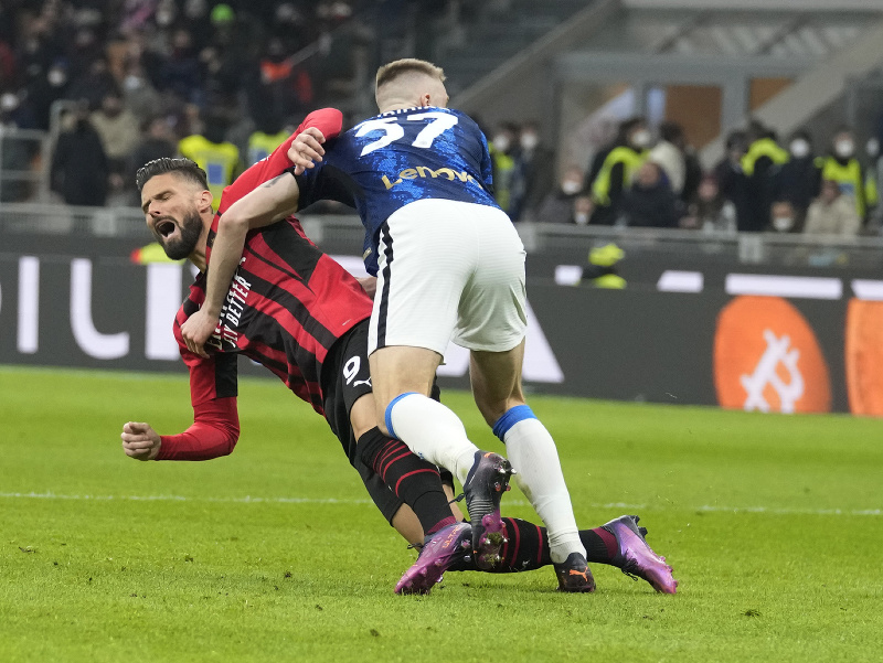 Milan Škriniar a Olivier Giroud v súboji