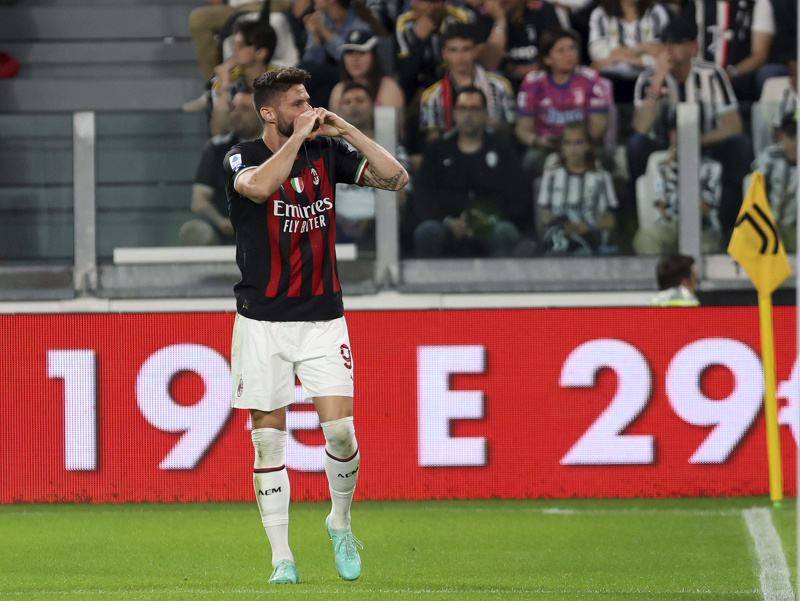 Futbalista AC Milána Olivier Giroud sa teší z gólu