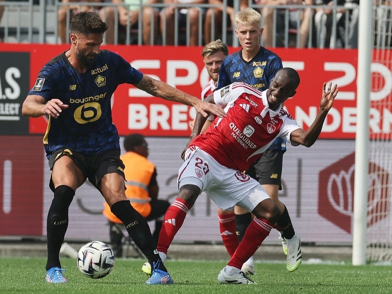 Olivier Giroud a Kamory Doumbia v súboji o loptu