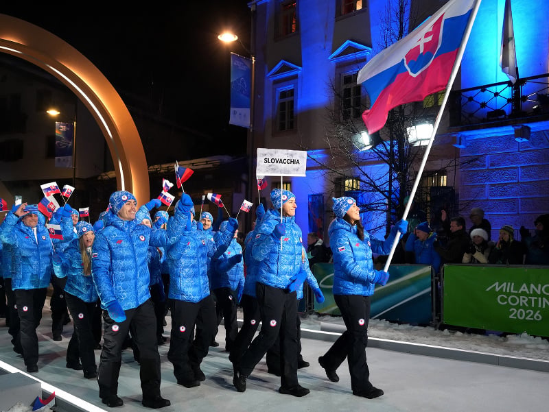 Na snímke slovenská vlajkonosička Viktória  Čerňanská nesie slovenskú vlajku počas otváracieho ceremoniálu zimných olympijských hier v Cortine d'Ampezzo