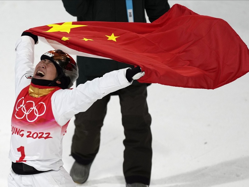 Čínska reprezentantka v akrobatickom lyžovaní Sü Meng-tchao sa teší zo zisku zlata v skokoch akrobatických lyžiarok na ZOH v Pekingu