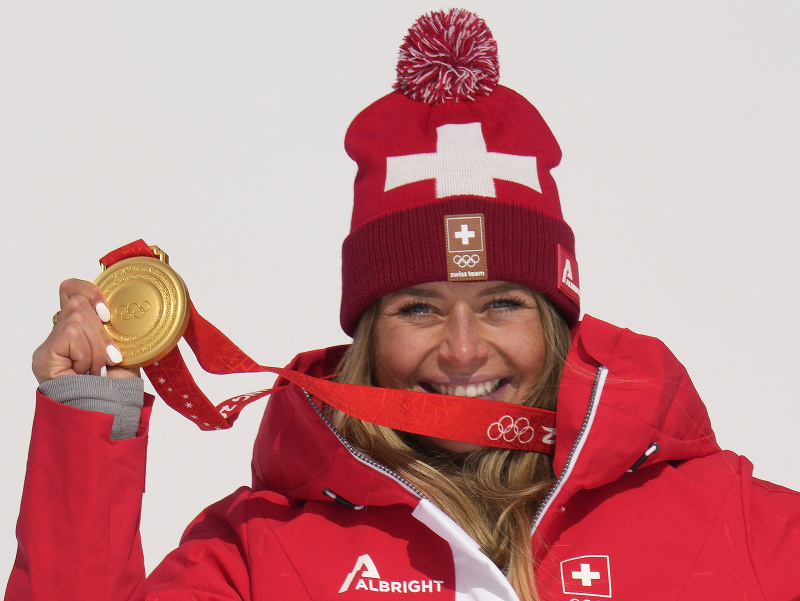 Švajčiarska lyžiarka Corinne Suterová so zlatou medailou v zjazde na ZOH 2022
