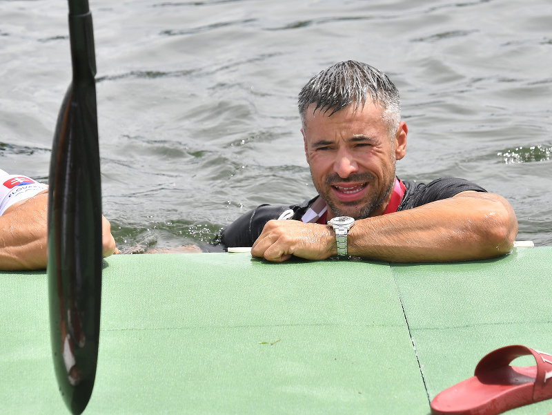 Na snímke tréner slovenských rýchlostných kanoistov Peter Likér sa teší vo vode zo zisku bronzovej medaily