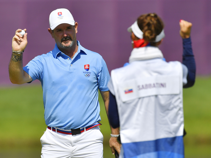Slovenský golfista Rory Sabbatini s caddym - manželkou Martinou oslavujú medailu