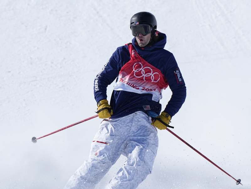 Americký akrobatický lyžiar Alexander Hall získal na ZOH 2022 v Pekingu zlatú medailu v disciplíne slopestyle