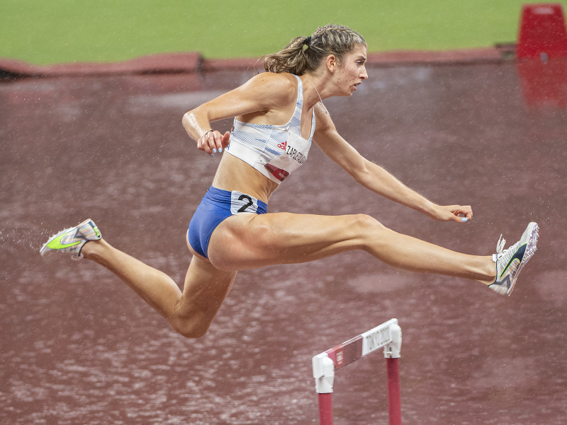 Na snímke slovenská atlétka Emma Zapletalová počas semifinále behu na 400 m prekážok na XXXII. letných olympijských hrách v Tokiu