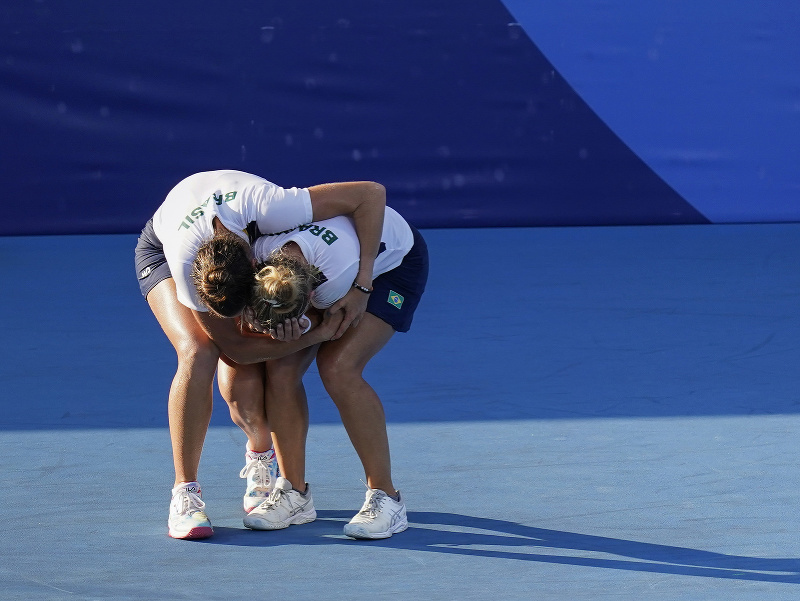 Brazílske tenistky Luisa Stefaniová s Laurou Pigossiovou získali na OH 2020 v Tokiu bronzové medaily v ženskej štvorhre