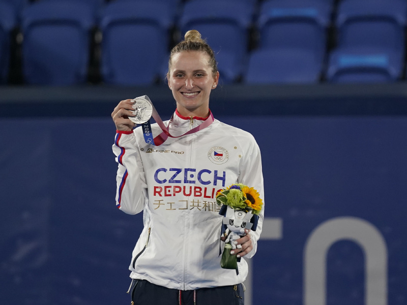 Česká tenistka Markéta Vondroušová so striebornou medailou z Tokia 2020