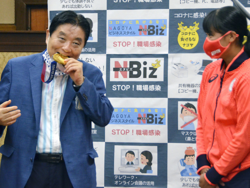 Japonská softbalistka Miu Gotová a starosta mesta Nagoya Takaši Kawamura
