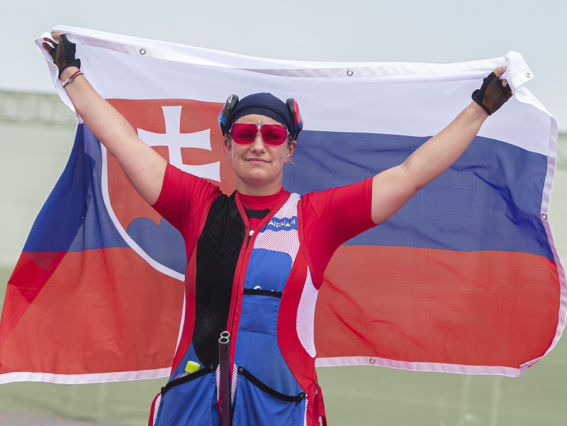Slovenská strelkyňa Zuzana Rehák Štefečeková pózuje so slovenskou vlajkou po zisku zlatej medaily vo finále trapu na XXXII. letných olympijských hrách v Tokiu