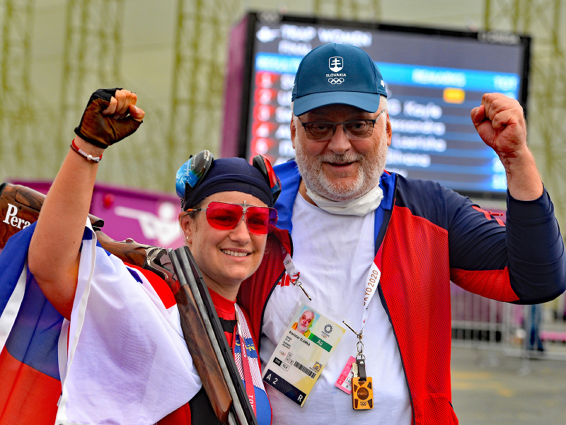 Slovenská strelkyňa Zuzana Rehák Štefečeková a tréner Branislav Slamka sa tešia zo zisku zlatej medaily po triumfe vo finále trapu