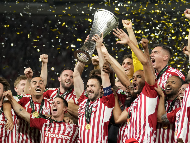 Kapitán Kostas Fortounis dvíha nad hlavu trofej pre víťaza EKL