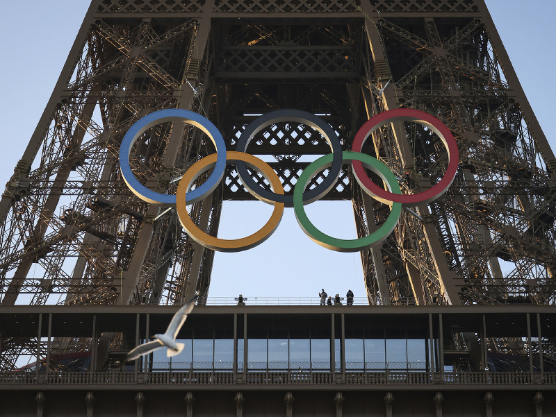 Olympijské kruhy na Eiffelovej veži v Paríži
