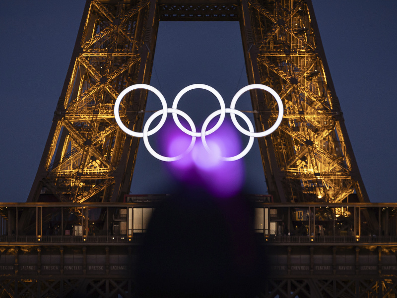 Olympijské kruhy na Eiffelovej veži v Paríži