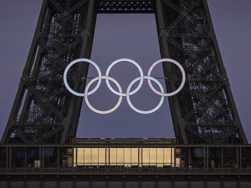 Olympijské kruhy na Eiffelovej veži v Paríži