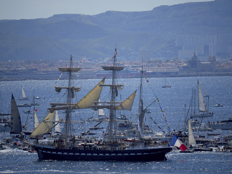 Historická plachetnica Belem priniesla olympíjsky oheň z Grécka do Francúzska