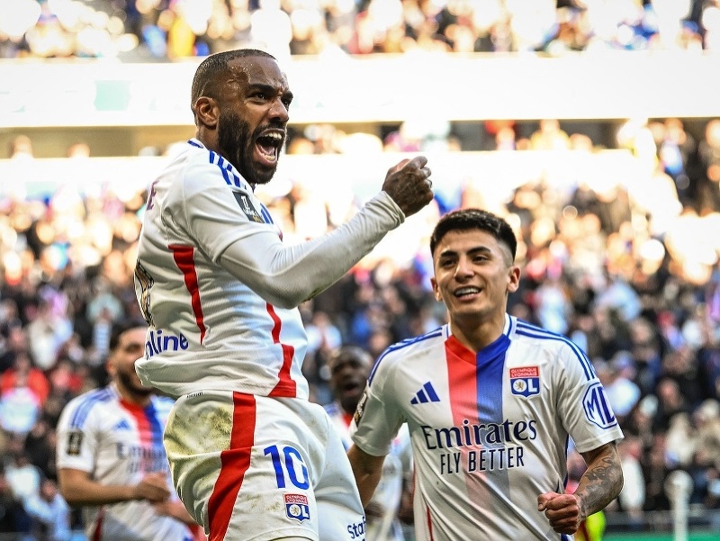 Alexandre Lacazette oslavuje gól