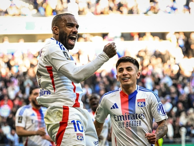 Alexandre Lacazette oslavuje gól