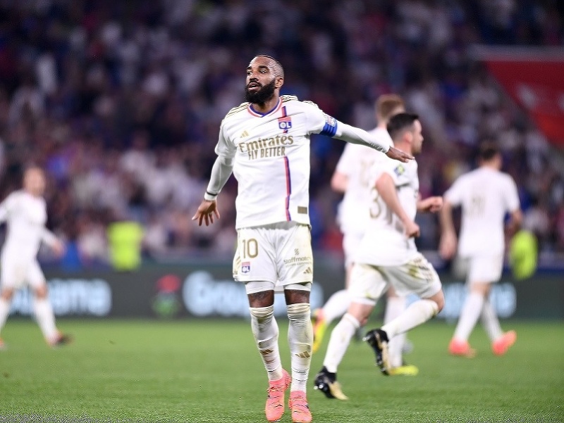 Alexandre Lacazette oslavuje gól
