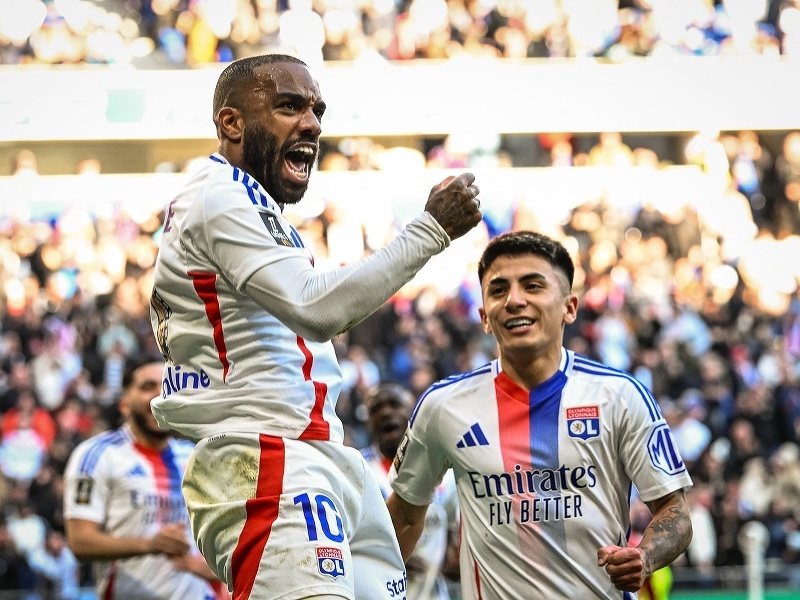 Alexandre Lacazette oslavuje gól