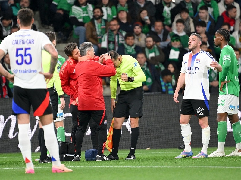 Ošetrovaný rozhodca Mehdi Rahmouni po zásahu mincou