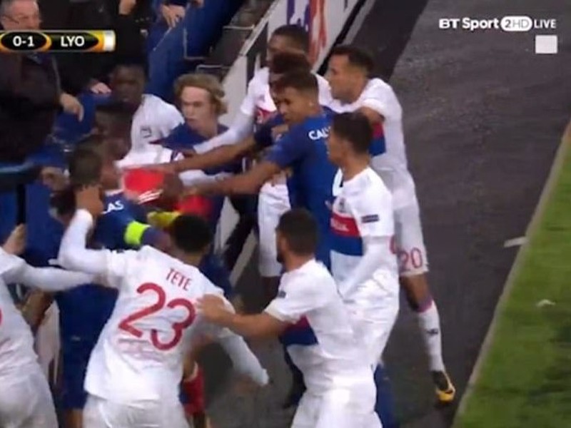 Fanúšik Evertonu s dieťaťom sa pokúsil udrieť hráča Lyonu