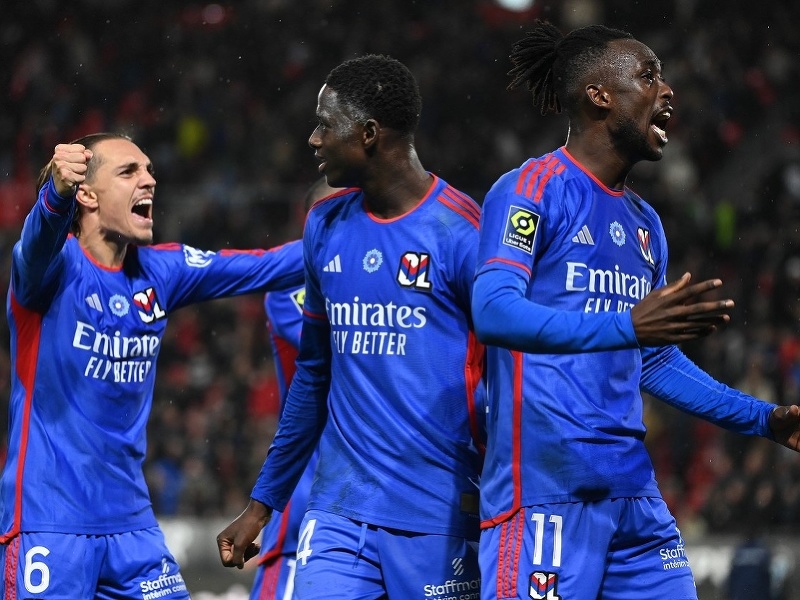 Maxence Caqueret, Mahamadou Diawara a Tino Kadewere oslavujú prvé ligové víťazstvo Lyonu v sezóne
