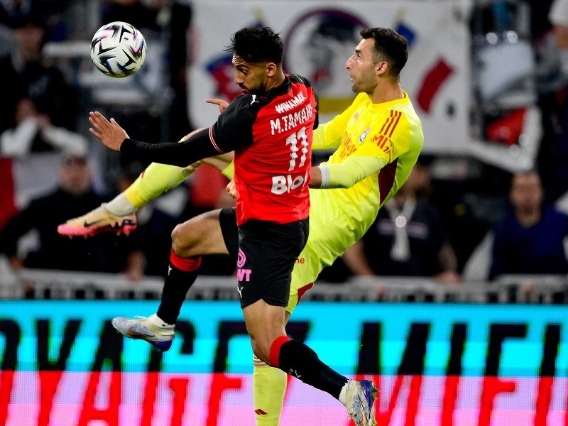 Útočník Rennes Mousa Tamari a slovenský brankár Lyonu Dominik Greif