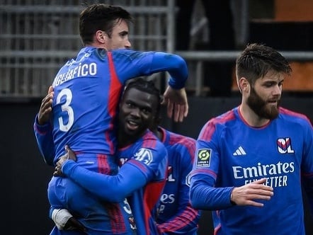 Radosť hráčov Lyonu - vľavo strelec gólu Nicolas Tagliafico