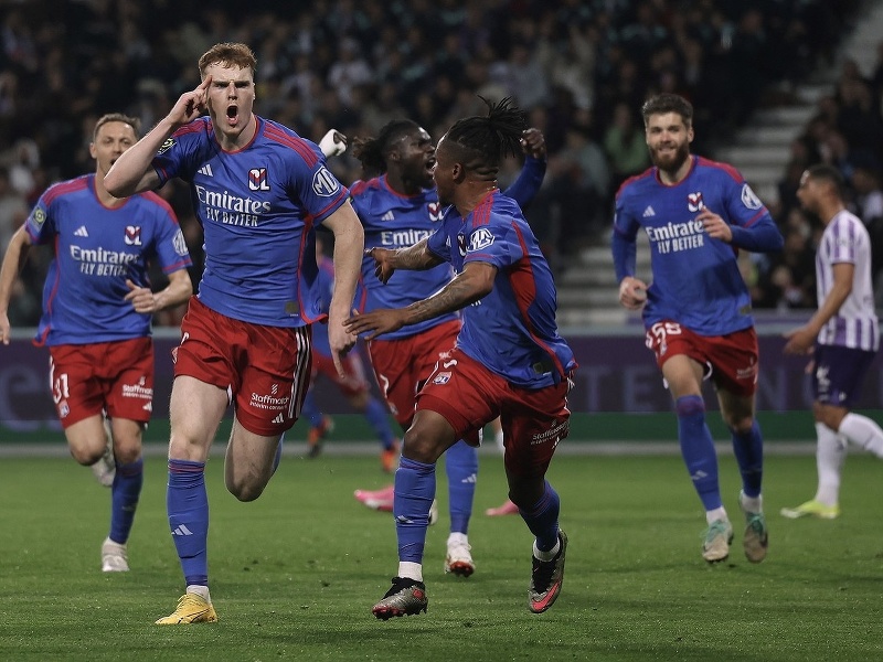 Hráči Lyonu oslavujú gól