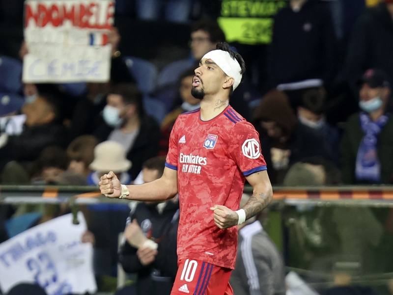 Na snímke hráč Lyonu Lucas Paqueta oslavuje gól