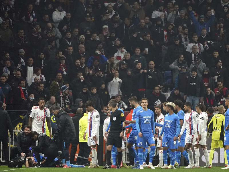 Hráči Olympique Marseille a Olympique Lyon po zasiahnutí Dimitriho Payeta fľašou do hlavy