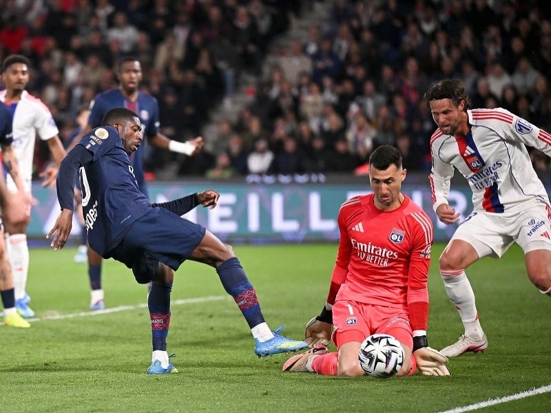 Dominik Greif zastavuje strelu Ousmane Dembélé