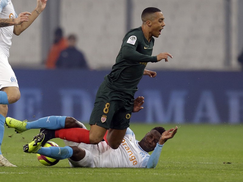 Youri Tielemans a Bouna Sarr v súboji